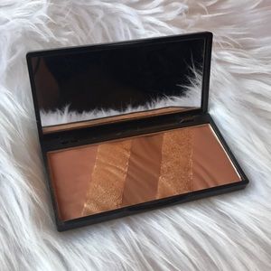 Bronzer compact